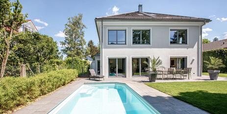 Spacious villa with a solar-heated pool and a southwest-facing garden