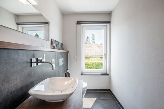 Modern, bright guest restroom