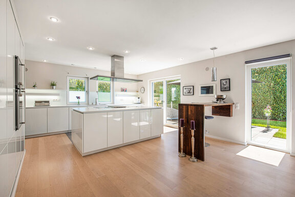 Kitchen with dining bar