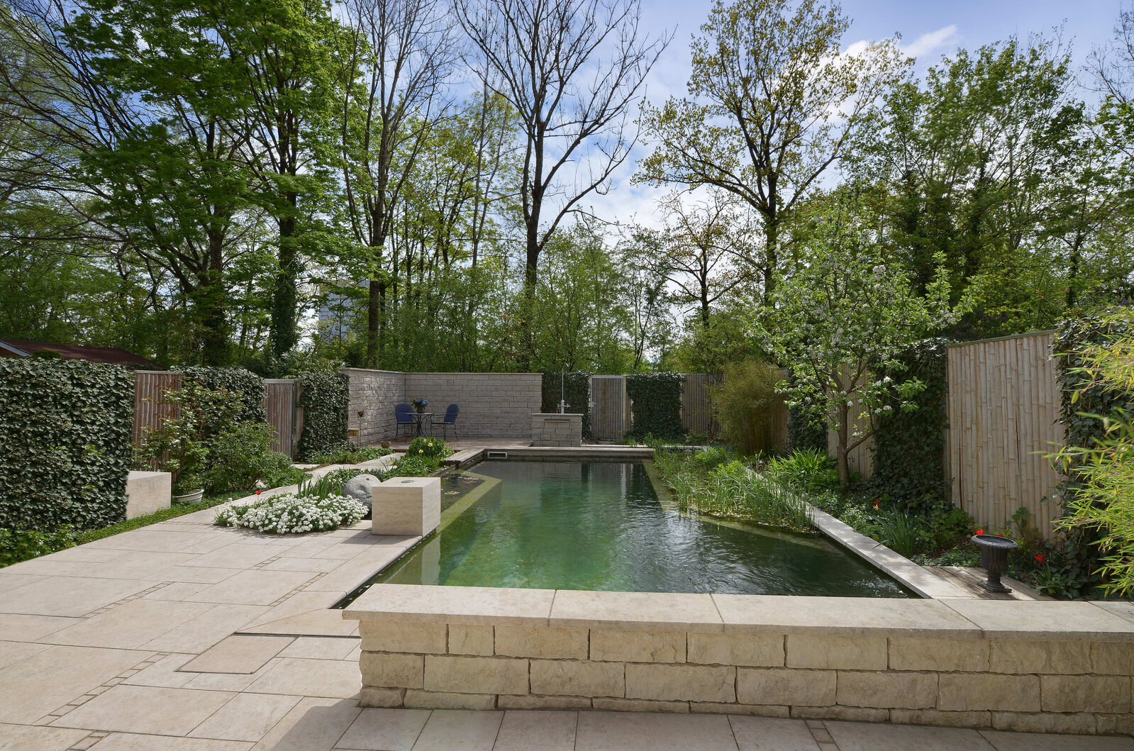 Südgarten mit Schwimmteich