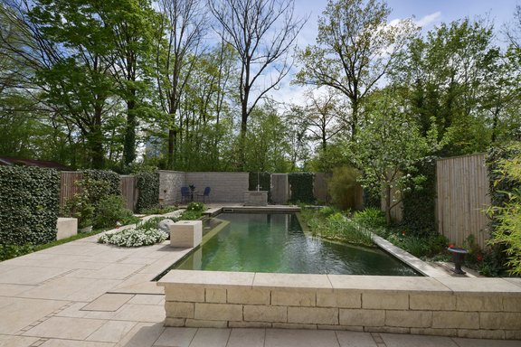 Südgarten mit Schwimmteich