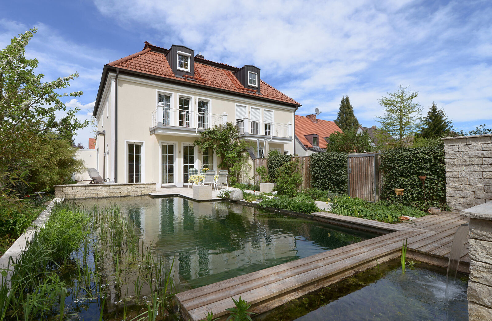 Südgarten mit Terrasse und Holzdeck