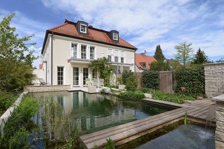 Großzügige Villenhälfte mit Sauna und Schwimmteich