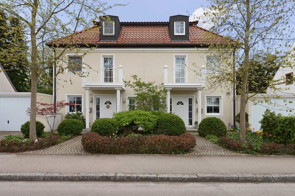 Doppelhaus-Vorderseite mit Vorgarten