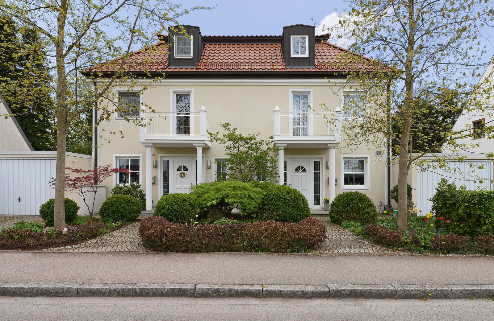 Doppelhaus-Vorderseite mit Vorgarten