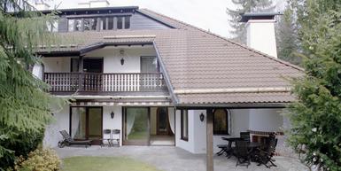 Großzügige Villenhälfte mit schönem Garten