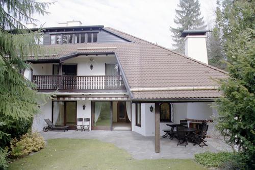 Großzügige Villenhälfte mit schönem Garten