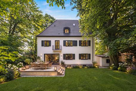 Altbauvilla mit Gewerbeanteil auf parkähnlichem Grundstück
