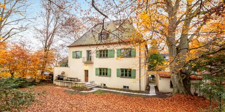 Altbauvilla mit Gewerbeanteil auf parkähnlichem Grundstück