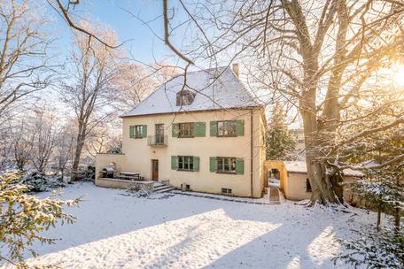 Altbauvilla mit Gewerbeanteil auf parkähnlichem Grundstück