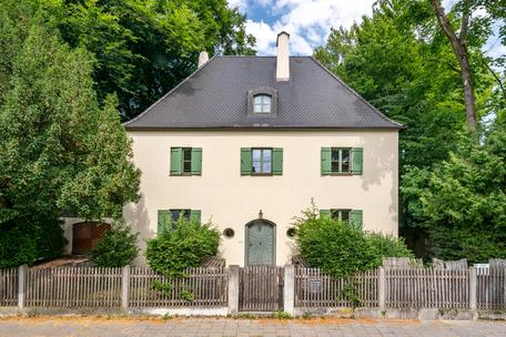 Old villa with commercial space on a park-like plot