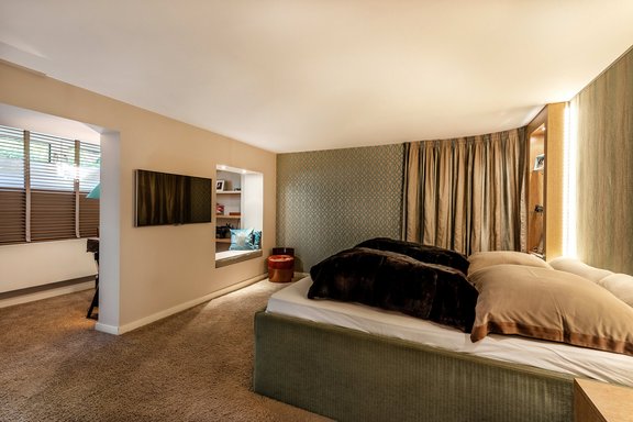 Hobby room/guest area in the basement