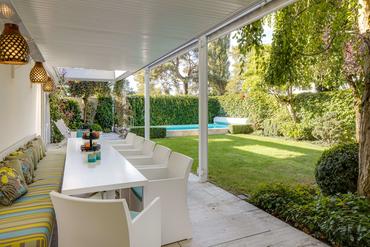 Großzügiger Bungalow mit Designer-Ausstattung und Pool