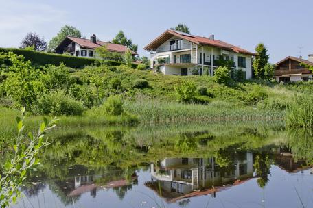 Grosszügiges Anwesen auf ca. 19.500 m² Grund mit spektakulärem See- & Alpenblick