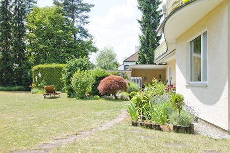 Großzügiges Ein- oder Mehrfamilienhaus mit weiterem Baurecht