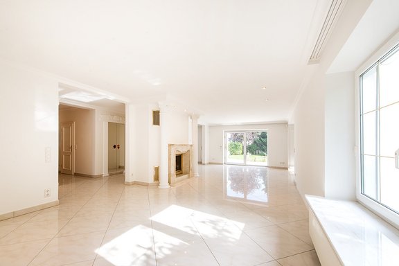 Wohn-Essbereich mit offenem Kamin