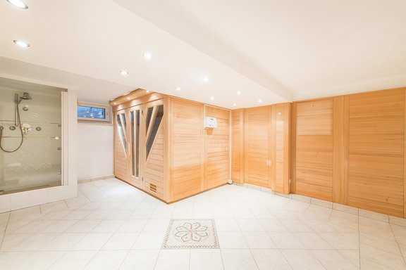 Sauna- und Fitnessbereich mit Dusche