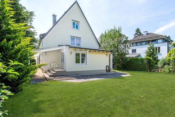 Rückansicht mit Westgarten