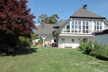 Großzügiges Einfamilienhaus im Villenstil mit Nebengebäuden und schön angelegtem Südwestgarten
