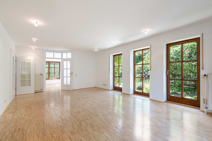 Wohnzimmer mit großen Fenstern