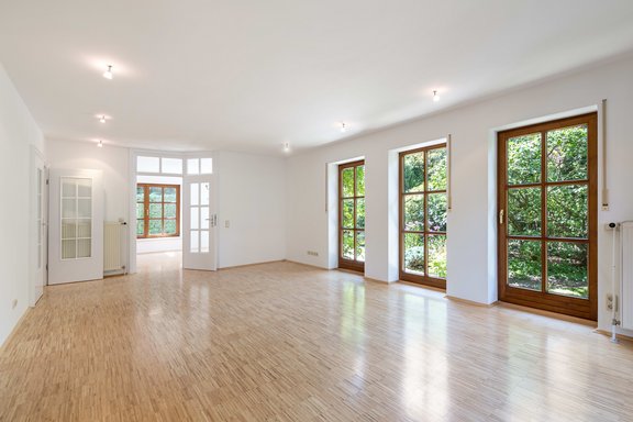 Wohnzimmer mit großen Fenstern