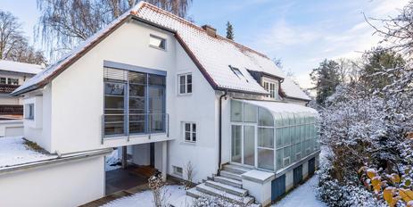 Spacious detached house with individual charm in an idyllic, central location