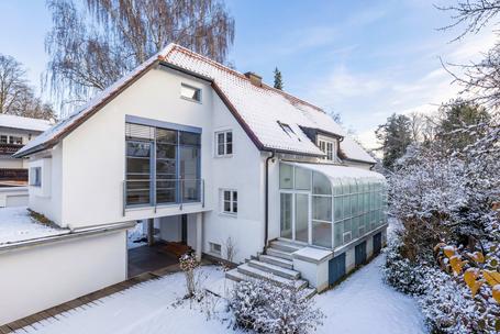 Spacious detached house with individual charm in an idyllic, central location