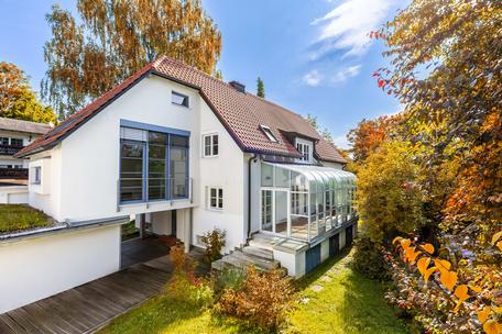Großzügiges Einfamilienhaus mit individuellem Charme in idyllischer, zentraler Lage