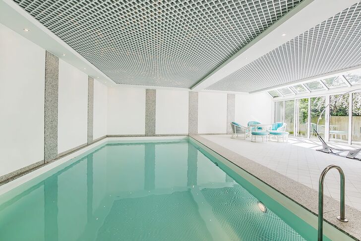 Großzügiger Wellnessbereich mit Pool