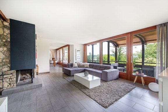 Sonniger Wohnbereich mit offenem Kamin