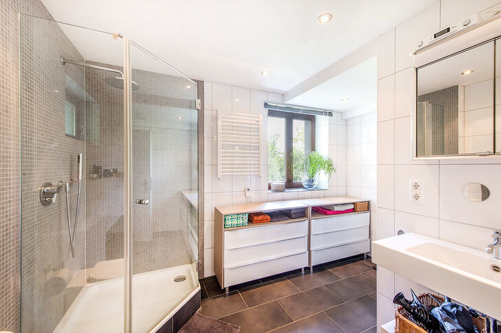 Modernes Bad mit Wanne und Dusche