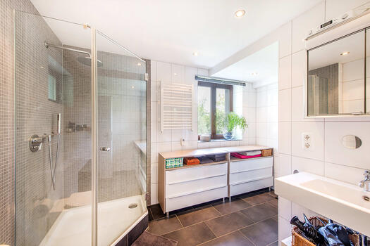 Modernes Bad mit Wanne und Dusche