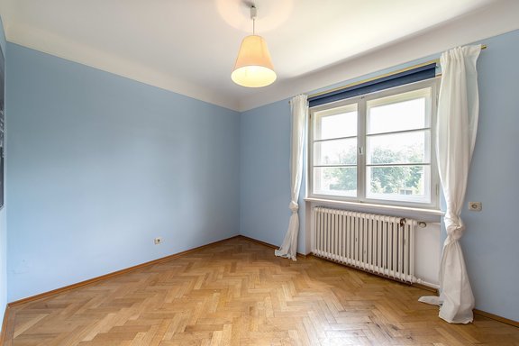 Room on the upper floor with view into the green