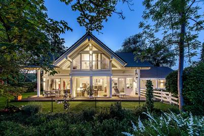 Großzügiges Familiendomizil mit Schwimmteich in Traumlage