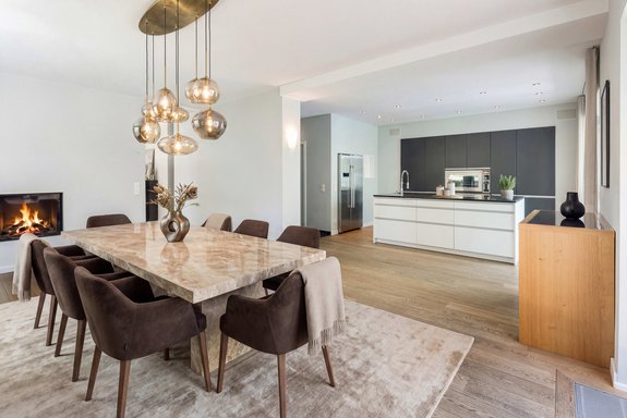 Essbereich mit Kamin