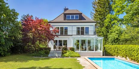 Großzügiges Familiendomizil mit Spa-Bereich, Traumgarten und Pool in Villenlage