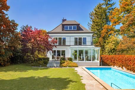 Spacious family home with spa area, dream garden and pool in villa location