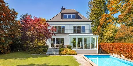 Großzügiges Familiendomizil mit Spa-Bereich, Traumgarten und Pool in Villenlage