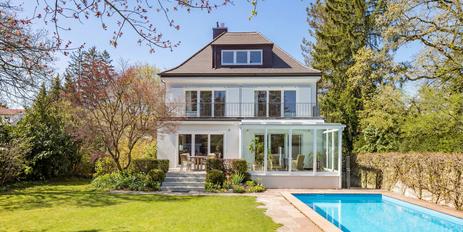 Großzügiges Familiendomizil mit Spa-Bereich, Traumgarten und Pool in Villenlage