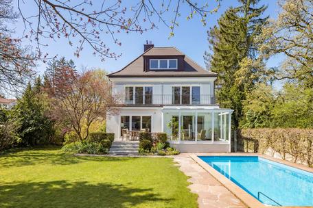 Großzügiges Familiendomizil mit Spa-Bereich, Traumgarten und Pool in Villenlage