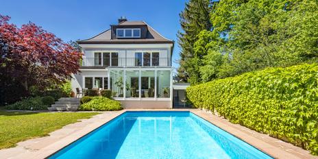 Großzügiges Familiendomizil mit Spa-Bereich, Traumgarten und Pool in Villenlage