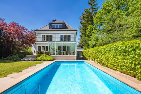 Großzügiges Familiendomizil mit Spa-Bereich, Traumgarten und Pool in Villenlage