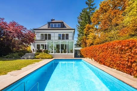 Großzügiges Familiendomizil mit Spa-Bereich, Traumgarten und Pool in Villenlage