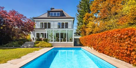 Großzügiges Familiendomizil mit Spa-Bereich, Traumgarten und Pool in Villenlage