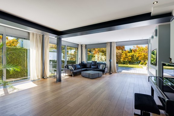 Wohnzimmer mit Blick ins Grüne