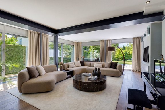 Wohnzimmer mit Blick ins Grüne