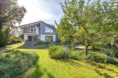 Großzügiges Familiendomizil mit Traumgarten in naturnaher und idyllischer Gröbenzeller Bestlage