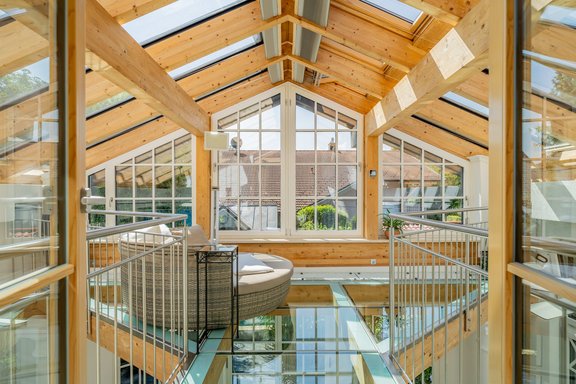 Lichterfüllte Galerie im Wintergarten