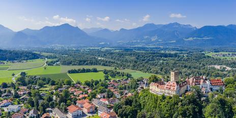 Großzügiges Familienrefugium mit Einliegerwohnung und idyllischem Gartenambiente in Neubeuern