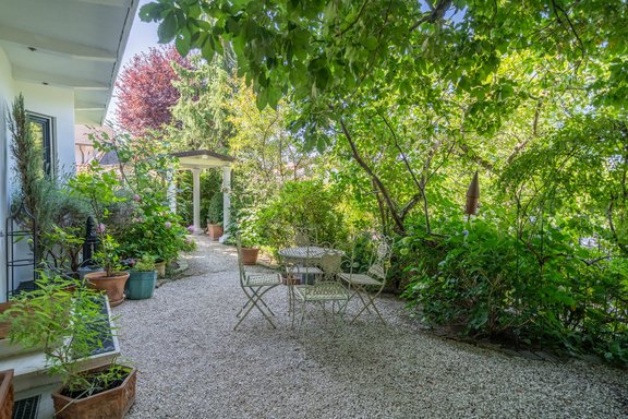 Romantischer Gartenplatz